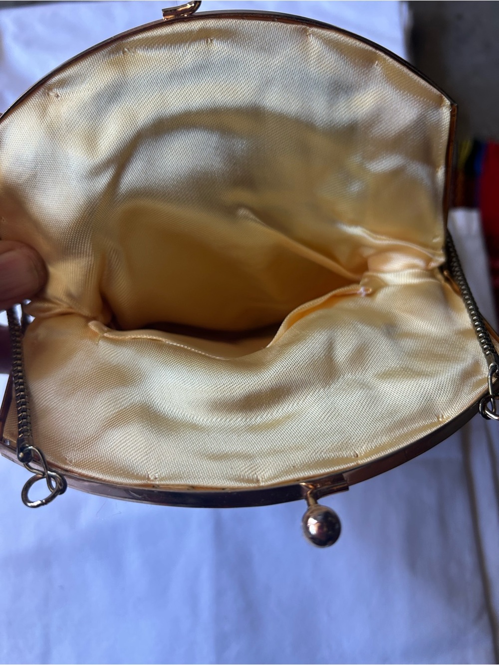 Vintage La Regale gold woven tapestry clasp purse - Picture 4 of 5
